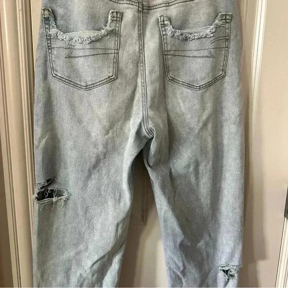 American Eagle Women’s 8L High Rise Distressed Ripped Mom Jean Light Wash Jeans - Picture 7 of 10